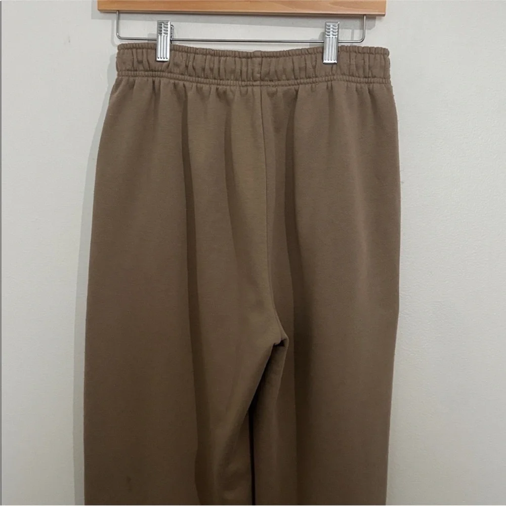 ALO Yoga Accolade Straight Leg Sweatpants in Gravel - Picture 5 of 8